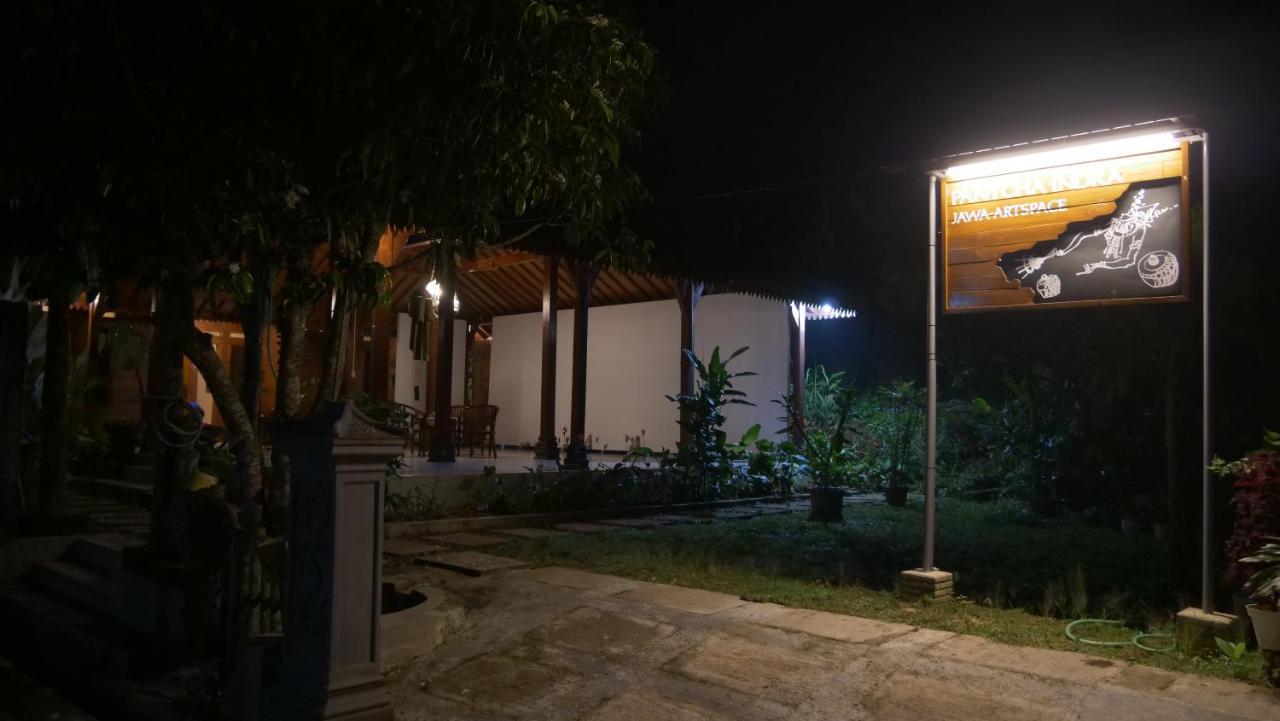 Sanggar Pantcha Indra Guest House Kemuning Ngoại thất bức ảnh